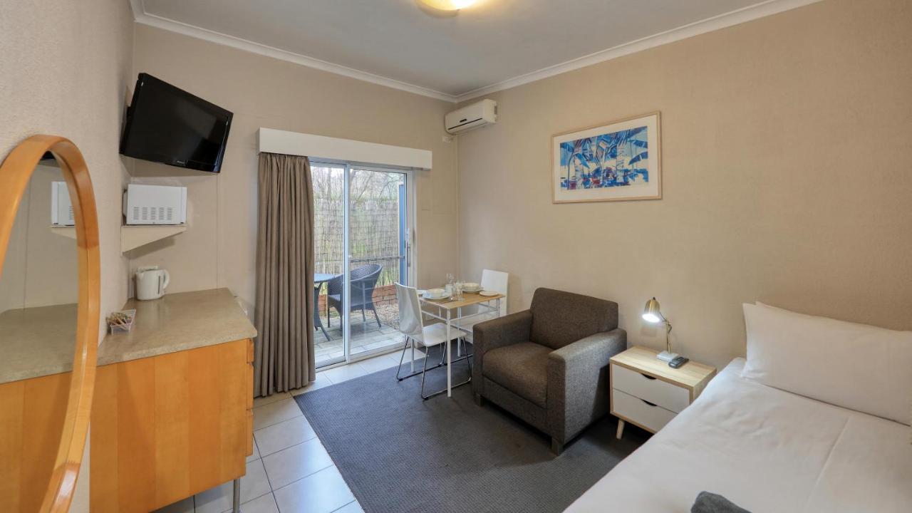 Hamilton Hume Motor Inn Yass Exterior photo
